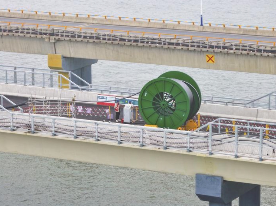 一“缆”飞架南北  超长单段110千伏随桥电缆在洋口港完成敷设
