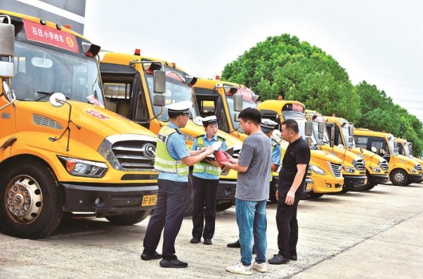 民警辅警对校车进行安全检查